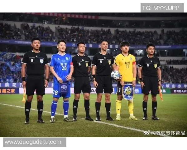 南京足球队在最新状态排行榜中荣登第十名展现出强劲实力与潜力